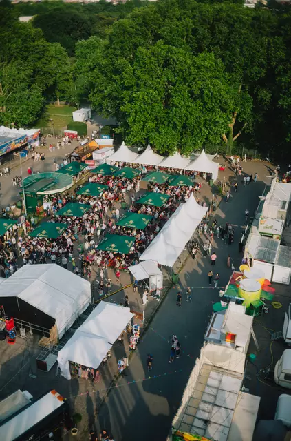 Von Riesenrad aus kann man das ganze Festgelände sehen, darunter auch das gemütliche Bier- und Weindorf | Foto: Erik Rose  