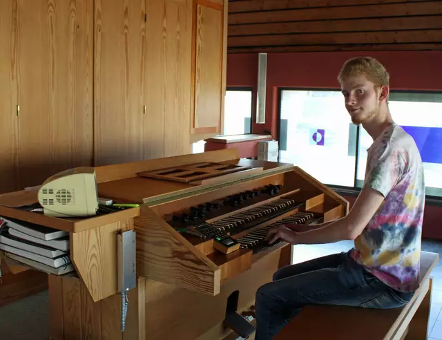 An der Orgel, die vor 45 Jahren geweiht wurde: Julian Rothhaar ist auch Organist | Foto: Monika Klein