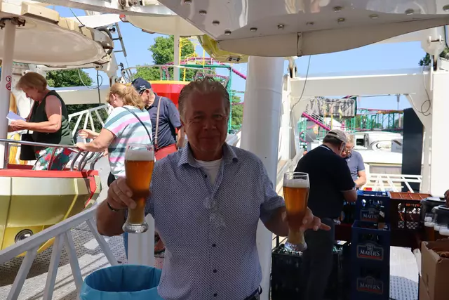 Veranstalter Göbel serviert Bier | Foto: Julia Glöckner