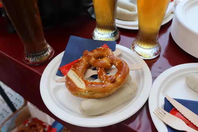 Der Veranstalter erwartet die Gäste perfekt vorbereitet. Es herrscht betriebssame Geschäftigkeit vor dem Riesenrad, bis die Fahrt losgeht. Weißwürste, Brezeln und Weizenbiere werden in die Gondeln verteilt. | Foto: Julia Glöckner