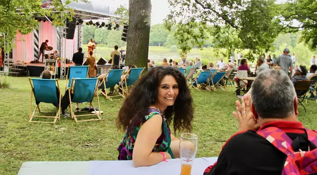 Kultur erleben, Freunde treffen, den Sommer genießen. Der Inselsommer auf der Parkinsel belebt den Park am Rheinufer.  | Foto: KRN