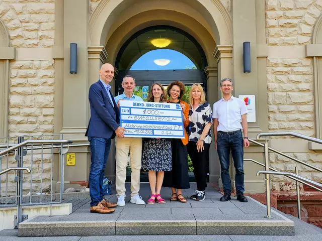(von links) Bernd Leidig (Beigeordneter Stadt Frankenthal), Harald Stark (Geschäftsführer Bernd-Jung-Stiftung), Kerstin Görlitz und Tyshea Washington (Koordinatorinnen Mehrgenerationenhaus Frankenthal) mit Petra Stölzle (PR Bernd-Jung-Stiftung) und Jan Kardaus (Bereichsleiter Familie, Jugend und Soziales). | Foto: Bernd-Jung-Stiftung