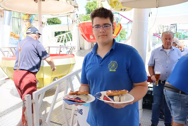 Das Personal kümmert sich um die Gäste. | Foto: Julia Glöckner
