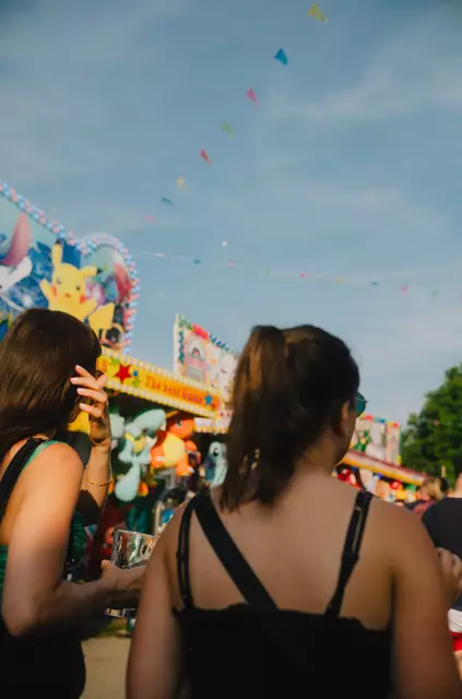 Freunde treffen und den Sommer genießen beim Pfalzfest 2025 | Foto: Erik Rose  