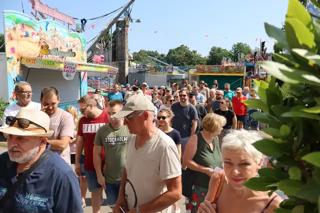 60 Wochenblattgewinner treten die Fahrt am Donnerstagvormittag an.  | Foto: Julia Glöckner
