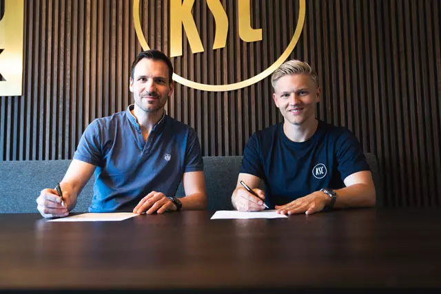 Andreas Müller unterschreibt beim KSC, links Mario Eggimann, Geschäftsführer Sport | Foto: KSC