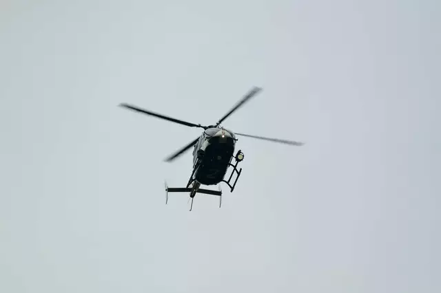 Der Polizeihubschrauber unterstützte die am Boden eingesetzten Kräfte bei der Suche nach einer vermissten Person | Foto: CarloEmanuele/stock.adobe.com
