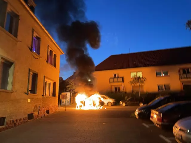 Als der Mann zum Auto zurückkehrte, stand dieses bereits in Vollbrand | Foto: Polizeipräsidium Westpfalz
