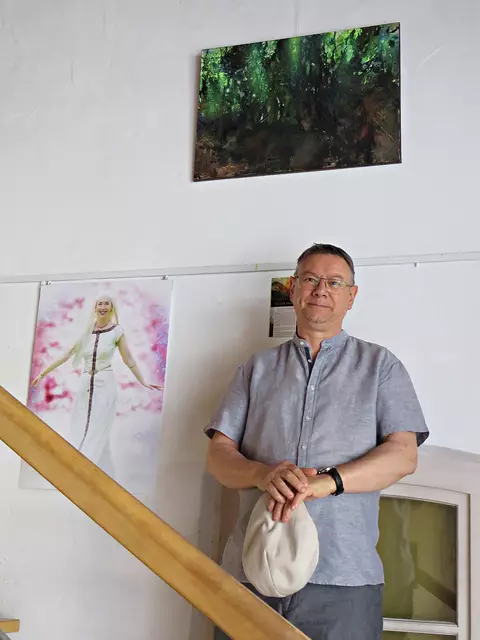 Martin Eckrich unter seinem Bild "Im Schatten" | Foto: Brigitte Melder