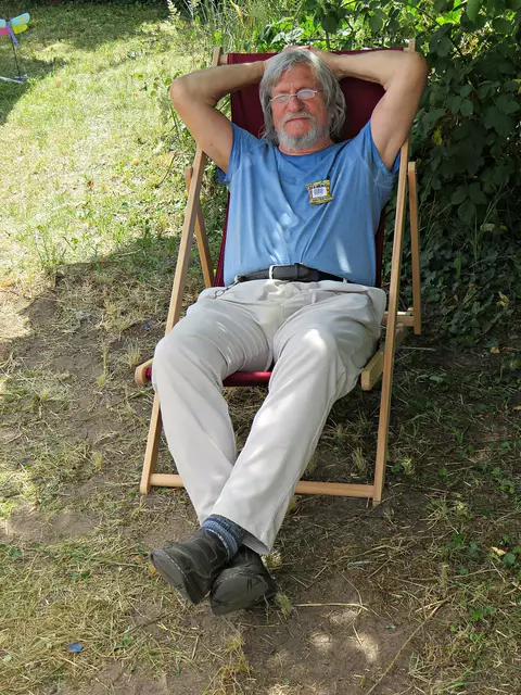 Rolf Fütterer wartet im Liegestuhl auf die Performance | Foto: Brigitte Melder