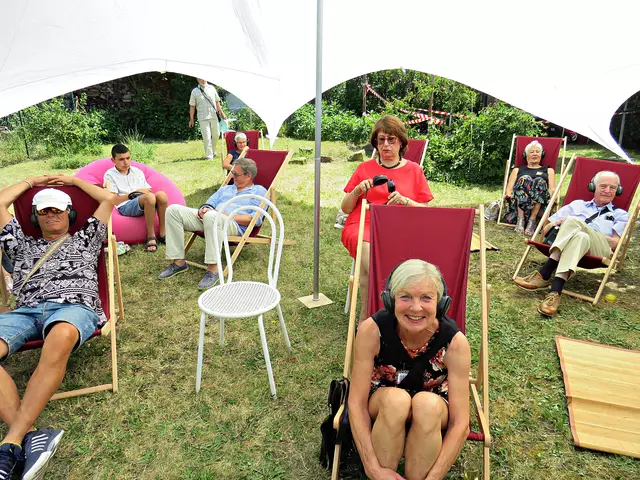 Birgit Löwer hat es sich im Liegestuhl bequem gemacht | Foto: Brigitte Melder