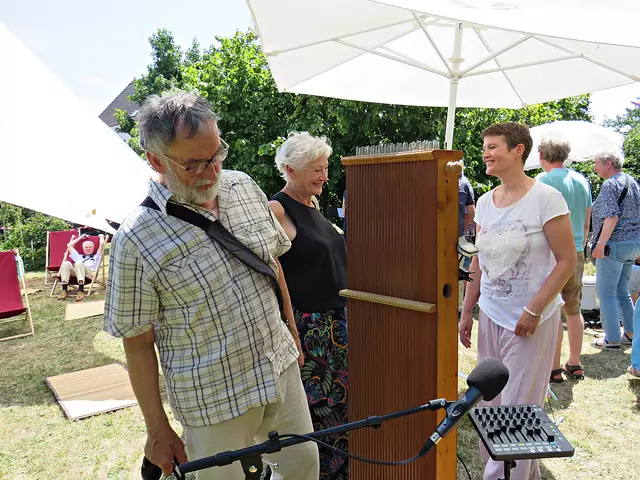 Ingrid Hess zeigte sich interessiert und fragte Karin Maria Zimmer  | Foto: Brigitte Melder