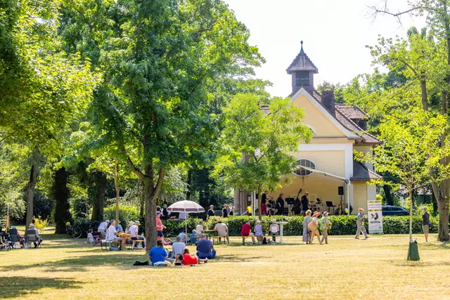 Picknick im Park bei strahlendem Sonnenschein | Foto: Johann-Peter Melder