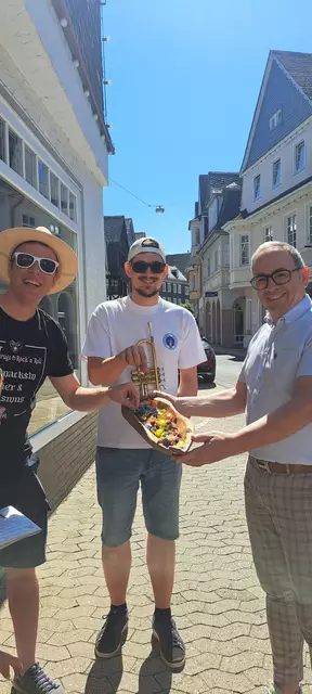 Der Klimabeauftragte versorgte uns vorm Rathaus mit Getränken und Süßigkeiten  | Foto: Nicole Peschke