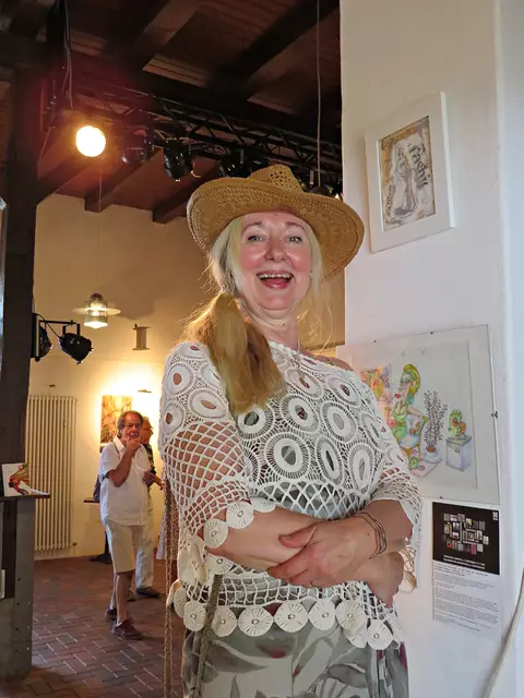 Lebenslustige Evelyn Tedesco bei ihren Bildern | Foto: Brigitte Melder