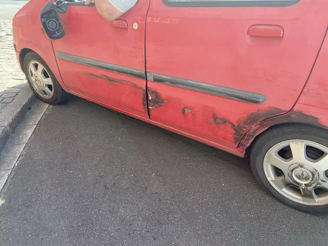 Die Schäden entlang der Fahrerseite am gerammten Fahrzeug sind beträchtlich | Foto: Polizeiinspektion Lauterecken
