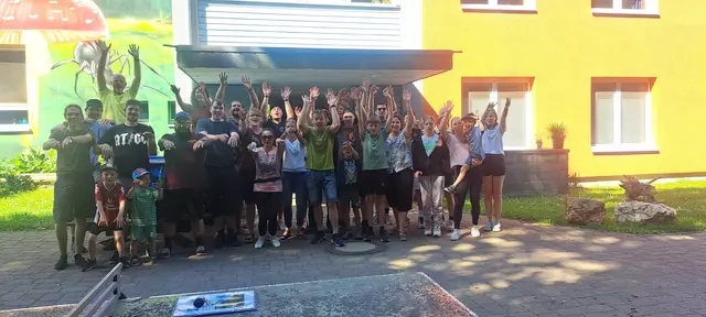 Abschlussfoto vorm Haus FUNtasie | Foto: Nicole Peschke