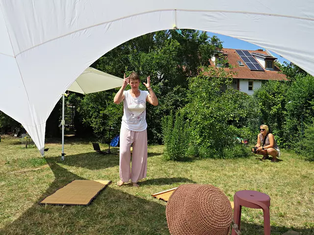 Karin Maria Zimmer erklärt die Performance | Foto: Brigitte Melder