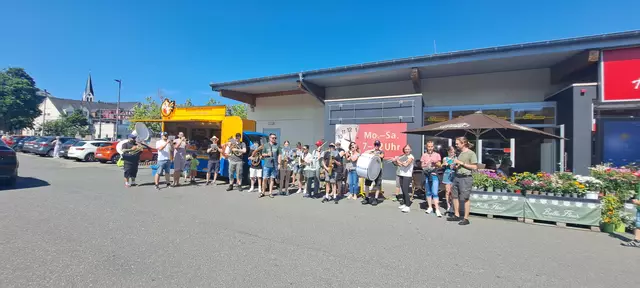 Ständchen vorm Rewe | Foto: Nicole Peschke