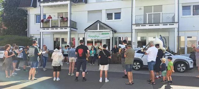 Glückliche Zuhörer bei der Tagespflege in Kastellaun | Foto: Nicole Peschke