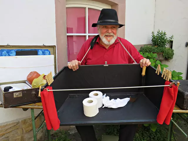 Günter Weißkopf mit seinem Bauchladen | Foto: Brigitte Melder