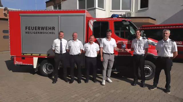 Stv. Wehrleiter Jörg Tremmel und Danny Schulz, Wehrleiter Christian Scheidel, Bürgermeister Harald Westrich, Wehrführer Thomas Becker und stv. Wehrführer Sascha Becker | Foto: Feuerwehr VG Otterbach-Otterberg