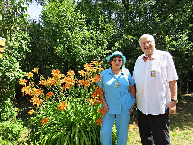 Ulrike Sattel und Fotoclub-Vorsitzender Dr. Gerd Ulrich Schwarz im tollen Garten | Foto: Brigitte Melder