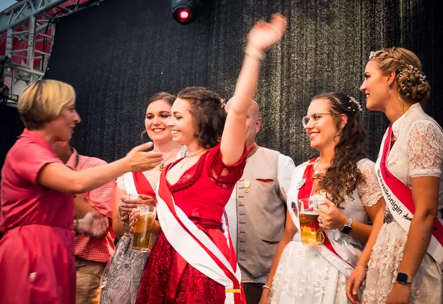 Oberbürgermeisterin Stefanie Seiler gratuliert 2023 der frisch gebackenen Brezelkönigin | Foto: Cornelia Bauer