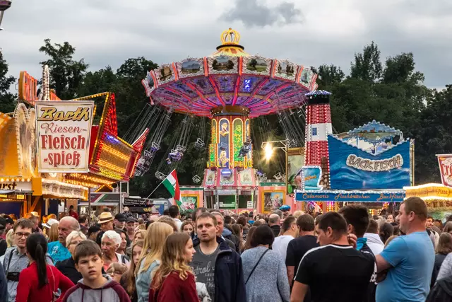 Ein voller Festplatz gehört dazu: Brezelfest in Speyer | Foto: Paul Needham