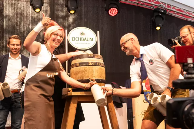 Mit dem Fassbieranstich eröffnet Oberbürgermeisterin Stefanie Seiler das Brezelfest offiziell | Foto: Cornelia Bauer