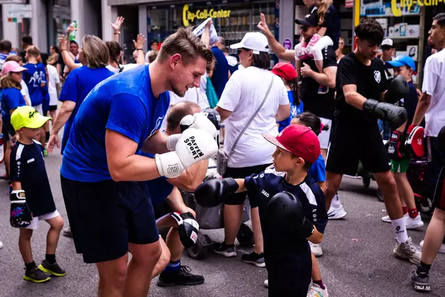 Viele Sportvereine zeigen entlang der Umzugsstrecke, was sie drauf haben | Foto: Cornelia Bauer