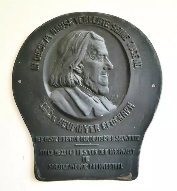 Plakette vom Namensgeber der deutschen Antarktisstation Georg von Neumayer. | Foto: Werner Schäfer