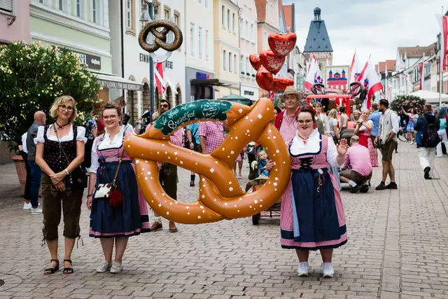 Die Damen und Herren vom Dirndl-Lederhosen-Komitee bei der Eröffnung des Brezelfests | Foto: Cornelia Bauer