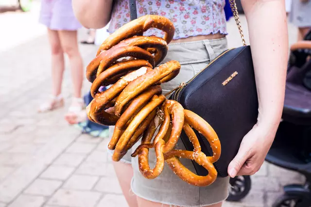 Keine Sorge: Jede Menge Brezeln sollen auch bei der Brezelfestparade unters Volk gebracht werden | Foto: Cornelia Bauer