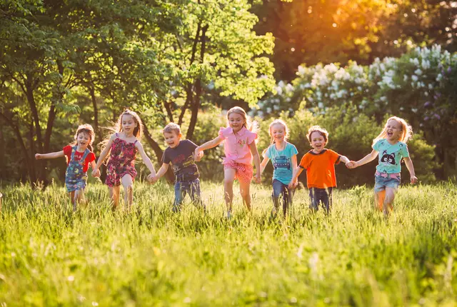 spielende Kinder in der Natur | Foto: davit85/stock.adobe.com