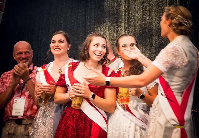 So glücklich war Lea Leddin aus Dudenhofen bei ihrer Wahl 2023 zur Brezelkönigin  | Foto: Cornelia Bauer