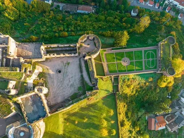 An diesem Ort voller Mythen und Legenden, könnt Ihr auf einem Rundgang die Burgruine erkunden und begegnet dort verschiedenen Schauspielerinnen und Schauspielern, welche die Märchen und Erzählungen rund um die Klosterruine zum Leben erwecken. | Foto: Heimatlichter GmbH