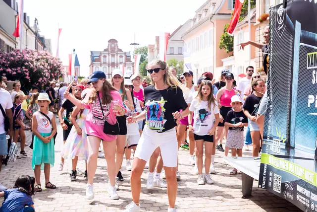 Beim Brezelfestumzug in Speyer wird auf der Straße getanzt | Foto: Cornelia Bauer