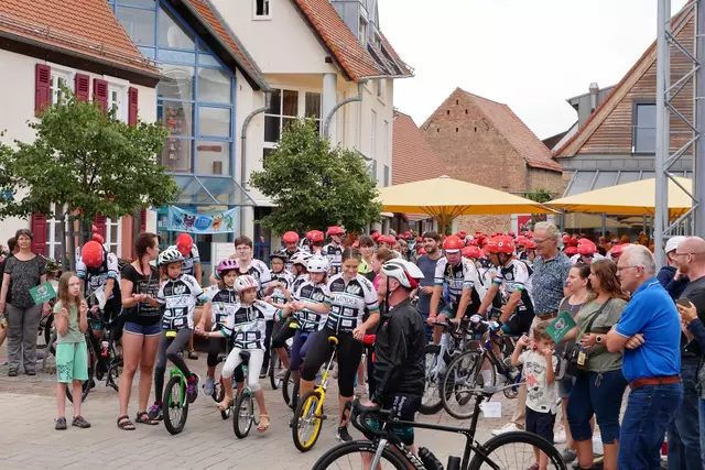 Die Einrad Gruppe vom TV Essingen begleitet das Fahrefeld auf den ersten Metern! | Foto: Dieter Hammann