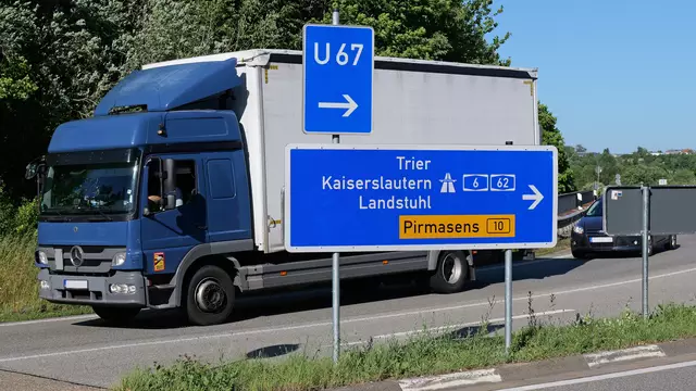 Hinweisschilder auf die eingerichtete Umleitung U67 bei Thaleischweiler-Fröschen – sie soll während der A62-Sperrung für Entlastung sorgen. | Foto: Erik Stegner