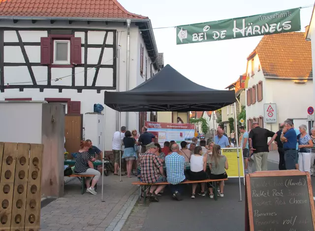 Gemütliches Beisammensein auf dem Kirrweiler Weinzehnt. | Foto: Markus Pacher