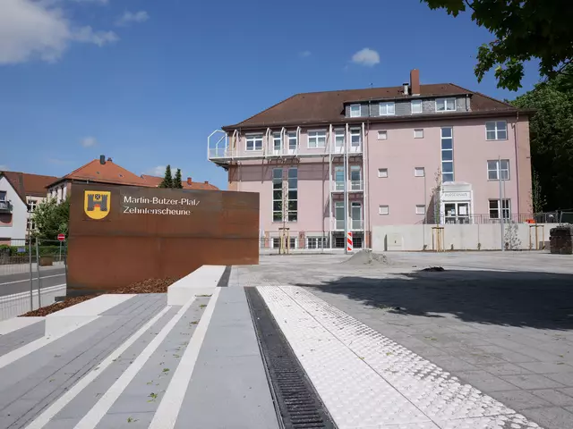 Nur noch der Feinschliff wird gemacht. Am Sonntag, 29. Juli 2025, wird der Martin-Butzer-Platz nach monatelangem Umbau der Öffentlichkeit übergeben.  | Foto: Erik Stegner