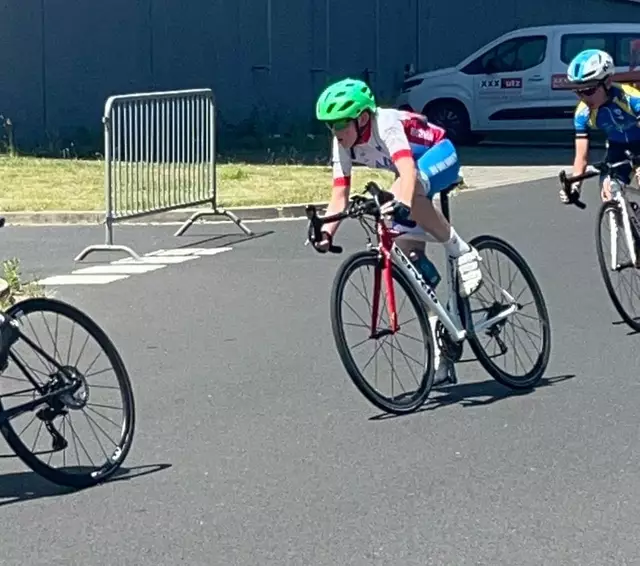 Voll konzentriert: Raphael Ollig beim Einbiegen auf die Start-Ziel-Gerade | Foto: |HSchäffer
