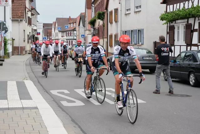 Einfahrt des Fahrerfeld. Rudi Birkmeyer gefolgt von Boxlegende Sven Ottke führen den Pulk an! | Foto: Dieter Hammann