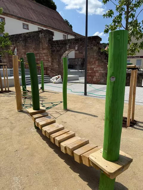 Die Neugestaltung des Martin-Butzer-Platzes steht kurz vor dem Abschluss: Der neue Balancierparcours ist installiert, die wassergebundene Decke eingebaut. Am 29. Juni 2025 ist die Eröffnung.  | Foto: Stadt Landstuhl