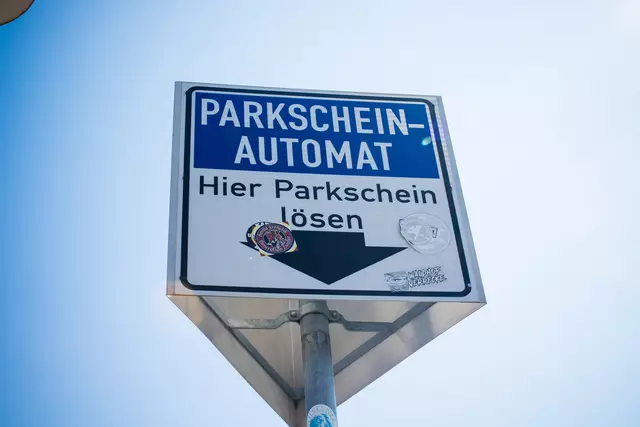 Am Dienstag, 1. Juli, kann auf dem Festplatz in Speyer nicht geparkt werden - die Flächen für die Schausteller des Brezelfestes werden eingezeichnet | Foto: Cornelia Bauer