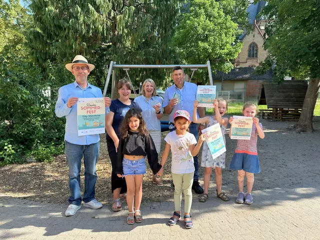 Gemeinsame Vorfreude aufs Kinder-Sommerfest: von links Claus Bunte, städtische Wirtschaftsförderung, Sabrina Bär und Elisabeth Schmitt (stellv. Leiterin und Leiterin der Kita Pfarrei Hl. Johannes XXIII.) sowie Schausteller Markus Schneider präsentieren gemeinsam mit einigen Kindern der Kita Pfarrei Hl. Johannes XXIII. die Plakate und Freikarten.
 | Foto: Stadt Viernheim