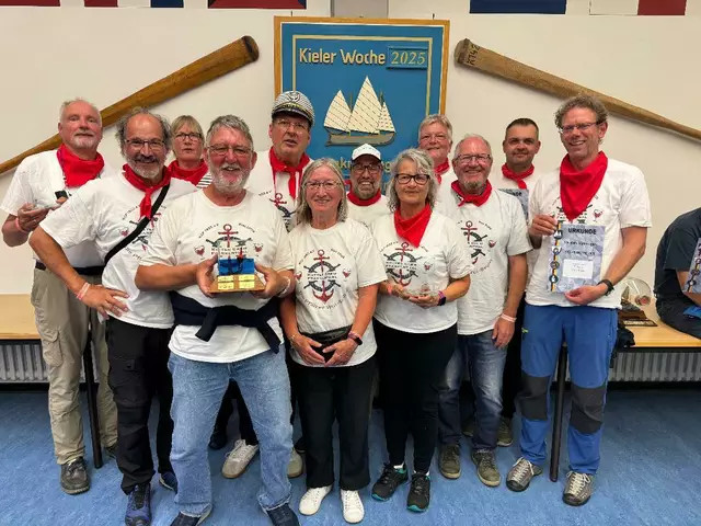 Steuermann John Sykes mit Wanderpokal, rechts dahinter Christian Wahl mit der Crew | Foto: KCF