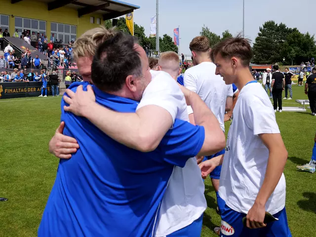 Jürgen ‚Chick‘ Kölsch, Präsident des FK Pirmasens, liegt sich nach dem Pokalsieg erleichtert in den Armen – trotz Ärger um die Anstoßzeit gegen den HSV überwiegt die Freude. | Foto: Stegner