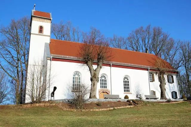 Foto: Hier in der Kreuzkapelle, Winnweiler, können sich alle, die mögen, für ihren neuen Lebensabschnitt segnen lassen. (Bild: Heiko auf pixabay)